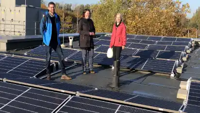 Installiert ist die Solaranlage auf dem Schuldach schon mal. Jetzt muss sie nur noch funktionieren.