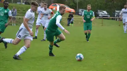 Der FC Worpswede, hier mit Yannick Vrampe (am Ball), leistete sich gegen den SV Vorwärts Hülsen zu viele Aussetzer.