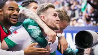 Werder-Spieler bejubeln das 4:0 von Marvin Ducksch.