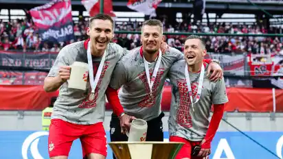 Die Teamkollegen Maximilian Woeber, Alexander Walke feiern mit dem ehemaligen Werder-Kapitän Zlatko Junuzovic (v.l.).