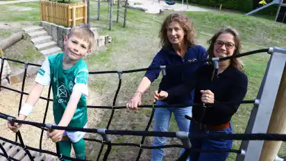 Ute Rößler (rechts) und Susanne Nobel haben den Umbau des Delmenhorster Spielplatzes organisiert: Der sechsjährige Majan wohnt in der Nachbarschaft und freut sich besonders über das neue Klettergerüst mit Hängebrücke.