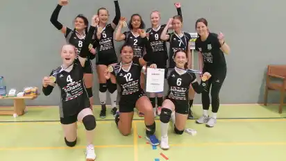 Die weibliche U14 des TV Eiche Horn um Trainerin Britta Richter (hinten rechts) gewann souverän den nordwestdeutschen Titel und qualifizierte sich damit für die Deutsche Meisterschaft, die am Wochenende 21./22. Mai in Borken ausgetragen wird.