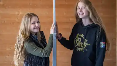 Joelie Effenberger und Inga Müller (v. li.) proben zurzeit in einer Halle in Intschede.