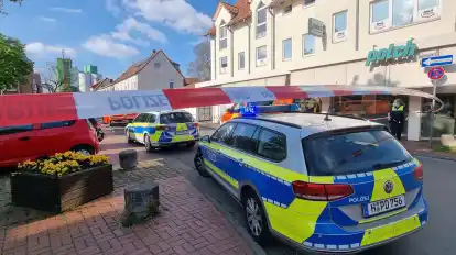 Einsatzfahrzeuge der Polizei stehen am abgesperrten Tatort.