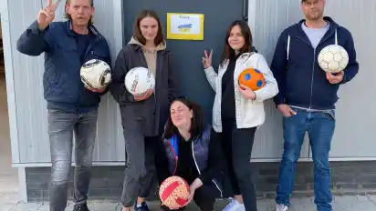 Freuen sich auf das Fußball-Benefizturnier zugunsten der Ukraine in Freißenbüttel am 28. Mai (von links): Peter Göbel, Anja Radschenko, Marina Radschenko, Nadia Ruban und Fabian Grimm.