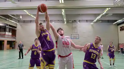 Jonas Scheffler und die Devils (weiß) waren nah dran, am Ende setzten sich die Huskies jedoch knapp durch.