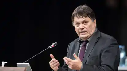 Dietmar Strehl (Grüne), Finanzsenator von Bremen, begrüßt die abgeschlossene Tarifeinigung.