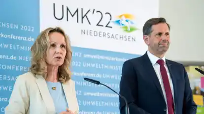 Bundesumweltministerin Steffi Lemke und Niedersachsens Umweltminister Olaf Lies geben in Wilhelmshaven eine Pressekonferenz.