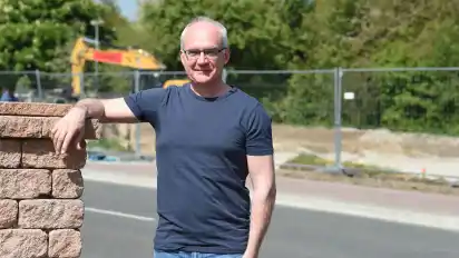 Gastwirt Johann Lütjen hält nichts von den Plänen, direkt gegenüber seinem Grasberger Hof Wohnungen zu bauen.
