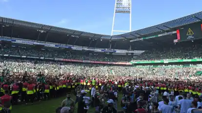 Nach dem Aufstieg von Werder Bremen gab es einen Platzsturm. Wegen "unsportlichen Verhaltens" der Fans hatte der DFB ein Bußgeld für Werder Bremen angeordnet.