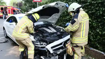 Einsatzkräfte der Delmenhorster Feuerwehr sicherten eines der zwei am Unfall beteiligten Fahrzeuge.