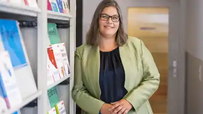 Seit sechs Jahren ist Annabel Oelmann als Vorständin das Gesicht der Verbraucherzentrale Bremen, die jetzt 60. Geburtstag feiert. Das Team hilft bei Vertragsproblemen, gibt Energieberatungen und gibt immer mehr Tipps auch in Online-Vorträgen.