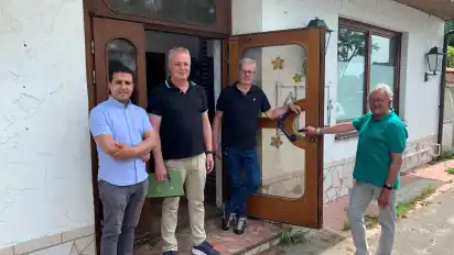 Weyhes Integrationslotse Wahid Heydari (v.l.), Detlef Plate, Leiter des Fachbereichs Ordnung und Soziales, sowie Carl-Ludwig Behrens und Jürgen Lemmermann vom Lions Club Bremer Süden koordinieren die Annahme der Sachspenden.