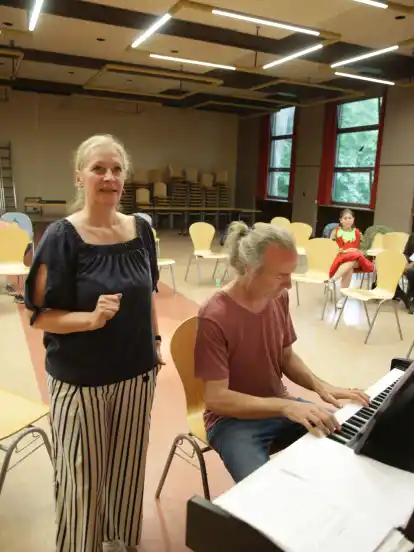 Regisseurin Nina Arena ist Mitglied der Bremer Musical Company. Musica-viva-Chef Nicolas Hrudnik hat sämtliche Arrangements für das Stück geschrieben.