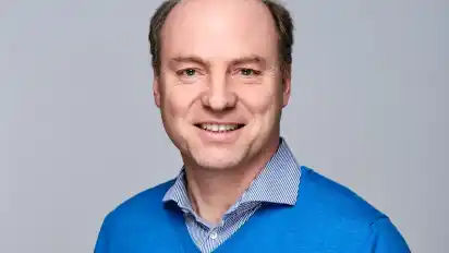 Der Verhaltensökonom Matthias Sutter warnt, dass die Produktivität sinken kann, wenn der Chef auch nur einen Mitarbeiter tadelt. Diese und 49 weitere Erkenntnisse aus dem Firmen-Kosmos hat der Wirtschaftswissenschaftler in seinem neuen Buch "Der menschliche Faktor oder worauf es im Berufsleben ankommt" aufgeschrieben.