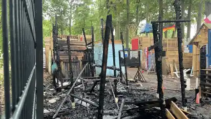Die verkohlten Überreste der Holzhütten auf dem Gelände des Jugendtreffs Hasport.