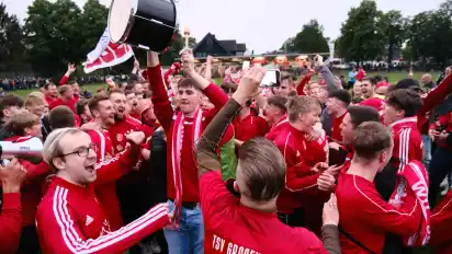 Nach dem Abpfiff feierten die Großenkneter Spieler und Fans den Triumph ausgelassen auf dem Rasen.