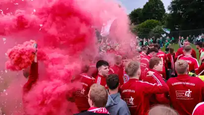 Roter Rauch stieg bei der Siegesfeier auf dem Platz des TuS Hasbergen auf.