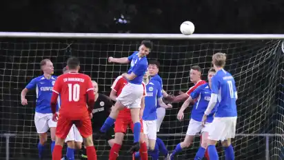 Der Harpstedter TB (blaue Trikots) und der TSV Großenkneten liefern sich ein Fernduell um die Meisterschaft.