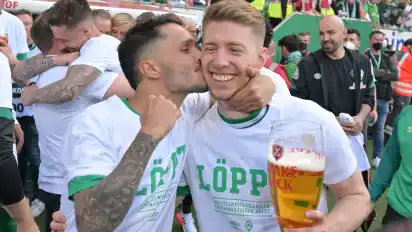 Leonardo Bittencourt und Mitchell Weiser feiern den Aufstieg des SV Werder nach dem Sieg gegen Regensburg.