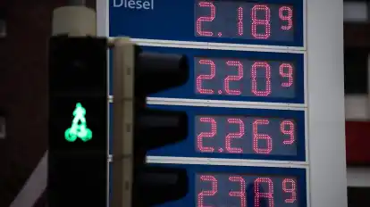 Für drei Monate soll ab morgen ein Tankrabatt gelten. Die Preise sind vorher kräftig gestiegen.