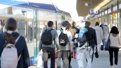 Reisende und Pendler gehen zu einem Zug, der Westerland verlässt. Mit dem Start des 9-Euro-Tickets werden über Pfingsten mehr Besucher auf der Insel Sylt erwartet.