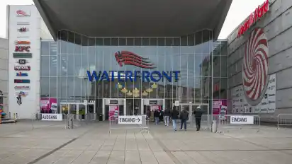 Am Freitag hat die Polizei Bremen die Waterfront in Gröpelingen mit Sprengstoffspürhunden durchsucht. (Archivbild)