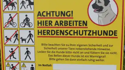 Diese Schilder weisen Passanten auf die Arbeit der Herdenschutzhunde hin. Der Deichschäfer rät Einheimischen und Urlaubern dringend dazu, sich an die Ratschläge zu halten.