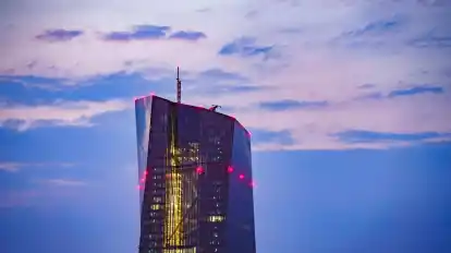 Die Zentrale der Europäischen Zentralbank (EZB) im frühen Morgenlicht.