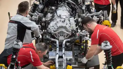 Montage eines Porsche-Motors im Stuttgarter Werk. Im Kampf für mehr Klimaschutz will das EU-Parlament den Verkauf von Neuwagen mit Verbrennungsmotor ab 2035 verbieten.