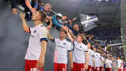 Trost für die Rothosen: Trotz des verpassten Aufstieges werden die HSV-Profis von ihren Fans gefeiert.