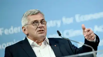 Jörg Hofmann, IG-Metall-Vorsitzender, macht auf die Perspektiven für die Beschäftigten der Autoindustrie aufmerksam.