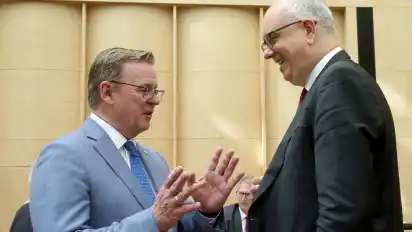 Bürgermeister Andreas Bovenschulte (rechts) am Rande der Bundesratssitzung mit Bundesratspräsident Bodo Ramelow.