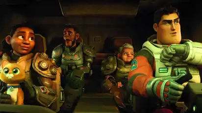 Buzz Lightyear und seine Crew im neuen Kinofilm "Lightyear" von Disney/Pixar.