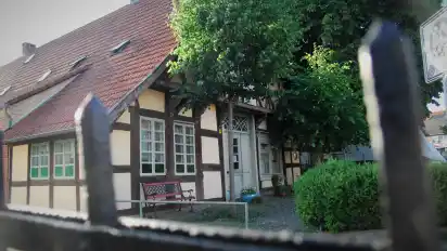 Das Alte Museum an der Sandbeckstraße/Ecke Hundestraße könnte aufgrund seines Alters und seiner Geschichte einen Platz im virtuellen Rundgang durch die Kreisstadt finden. Das Haus von 1676 mit der Inschrift auf dem Türbalken zählt zu den baulichen Kostbarkeiten in Osterholz-Scharmbeck.