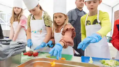 Schülerinnen und Schüler der Prinzhöfte-Schule kochten unter der Anleitung von Max Besch ein Drei-Gänge-Menü. Zudem lernten sie einiges zur Haltbarkeit von Lebensmitteln.