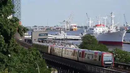 Die U-Bahn U3 fährt im U-Bahnhof Landungsbrücken im Hamburger Hafen ein.