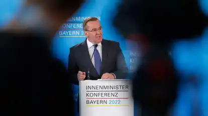 Boris Pistorius spricht bei einer Pressekonferenz zum Abschluss der Innenministerkonferenz (IMK).