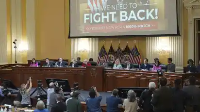 Untersuchungsausschuss zur Erstürmung des US-Kapitols: Ein Video des ehemaligen US-Präsidenten Donald Trump wird auf einem Bildschirm abgespielt. Eine schwarze Wahlhelferin aus Georgia berichtete, wie ihr Leben zerstört und sie, ihre Mutter und ihre Großmutter gefährlich bedroht wurden, weil Trump ihr völlig grundlos eine zentrale Rolle in seinem Wahlfälschungsszenario zugewiesen hatte.