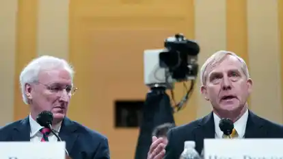 Der ehemalige geschäftsführende US-Justizminister Jeffrey Rosen (l) lauscht der Aussage seines damaligen Stellvertreters, Richard Donoghue.
