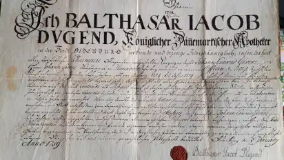 Die Approbationsurkunde des Apothekers Johann Conrad Gevers aus dem Jahr 1759: Unterzeichnet hat sie Balthasar Jacob Dugend im als „königlicher dänemarkischer Apotheker in der Stadt Oldenburg“.