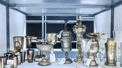 Pokale, Gläser, Becher: Objekte dieser Art haben im Depot des Schifffahrtsmuseums einen eigenen Lagerraum.