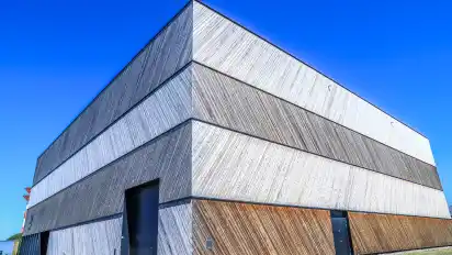 Auch das Gebäude selbst ist ein Hingucker: Die Außenverkleidung aus Holz soll an die Planken eines Schiffs erinnern.