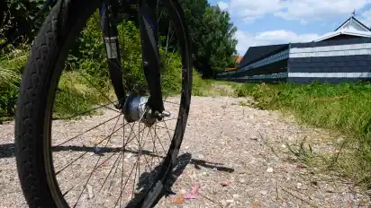 Auf der einstigen Bahntrasse in Richtung Lemwerder wird ein Radweg gebaut. Bei Bauende wird auch kein Mountainbike mehr gebraucht, der Bodenbelag wird noch entsprechend gewählt.