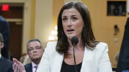 Cassidy Hutchinson am Dienstag bei der öffentlichen Anhörung des Untersuchungsausschusses zur Kapitol-Attacke. Sie arbeitete im Weißen Haus für Trumps damaligen Stabschef Mark Meadows.