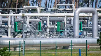 Blick auf Rohrsysteme der Ostseepipeline Nord Stream 1 in Lubmin.