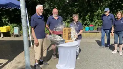 Sieger unter sich: Heinz Volkmann, Alfred Kastens und Brigitte Hübsch haben für ihre Leistungen im Boule auch jeweils ein Präsent bekommen.