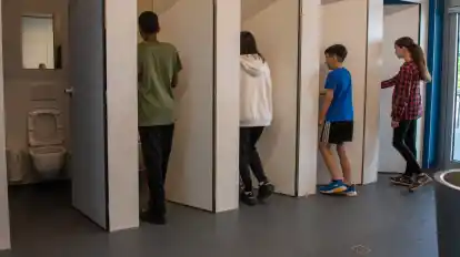 Mädchen pinkeln neben Jungen: Das gibt es etwa in der Sägefeldschule in der Stadt Ulm.