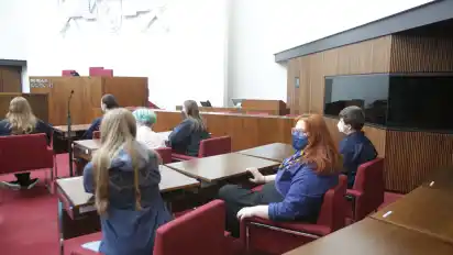 Wie sitzt es sich in der Bremischen Bürgerschaft? Das probierten Bremer Pfadfinderinnen und Pfadfinder jetzt aus.