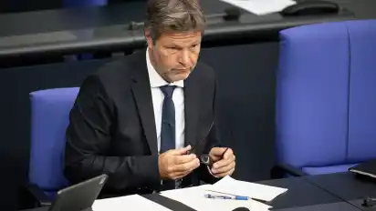 Es sei das „größte Gesetzespaket im Energiebereich der letzten Jahre, wahrscheinlich Jahrzehnte“, sagte Wirtschaftsminister Robert Habeck im Bundestag.